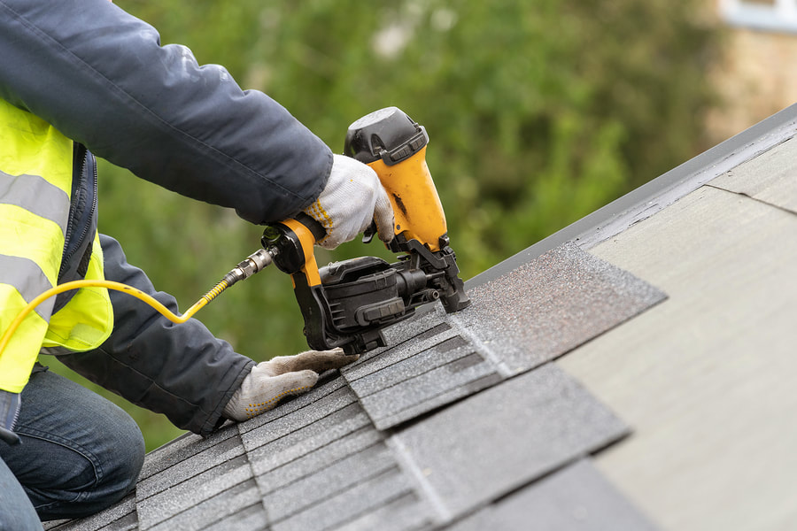 professional roofer installing fiberglass shingles 